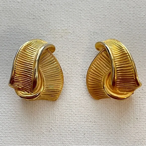 Vintage Ribbed Leaf Abstract Gold Tone Clip On Earrings BOLD Runway 80s 90s - Picture 5 of 5